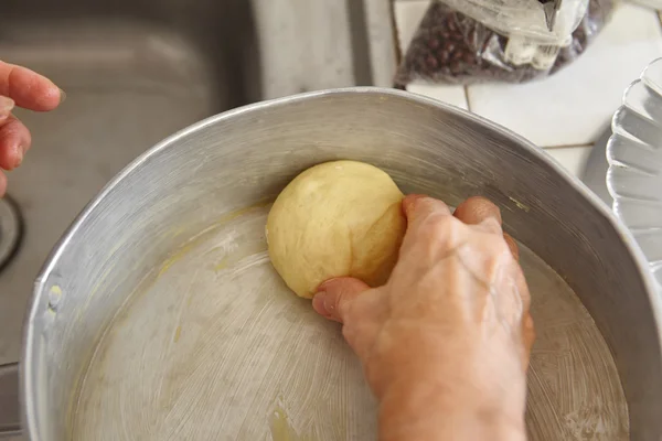 Aranging bread dough — Stock Photo, Image