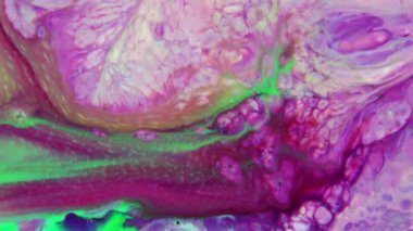 Sıvı boyanın hareket edip yavaşça kaymasıyla organik etki. Dönüyor ve yayılıyor.