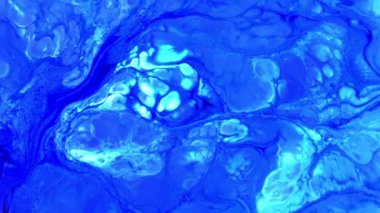 Sıvı boyanın hareket edip yavaşça kaymasıyla organik etki. Dönüyor ve yayılıyor.