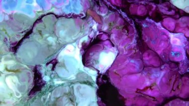 Sıvı boyanın hareket edip yavaşça kaymasıyla organik etki. Dönüyor ve yayılıyor.