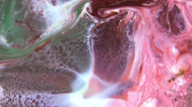 Sıvı boyanın hareket edip yavaşça kaymasıyla organik etki. Dönüyor ve yayılıyor.