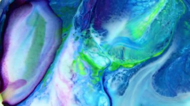 Sıvı boyanın hareket edip yavaşça kaymasıyla organik etki. Dönüyor ve yayılıyor.