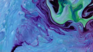 Sıvı boyanın hareket edip yavaşça kaymasıyla organik etki. Dönüyor ve yayılıyor.