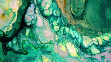 Sıvı boyanın hareket edip yavaşça kaymasıyla organik etki. Dönüyor ve yayılıyor.