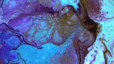 Sıvı boyanın hareket edip yavaşça kaymasıyla organik etki. Dönüyor ve yayılıyor.