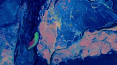 Sıvı boyanın hareket edip yavaşça kaymasıyla organik etki. Dönüyor ve yayılıyor.