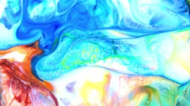 Sıvı boyanın hareket edip yavaşça kaymasıyla organik etki. Dönüyor ve yayılıyor.