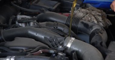 Araba Yağı Değiştirme Görüntüsü. Tamirci Yeni Yağ Döküyor. Araba Bakım Servisi Araba Motoruna Yeni Yağ Kayganlaştırıcısı Döküyor.