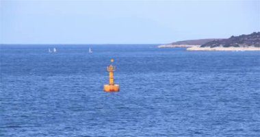 Yelkenliler ve Derinlik İşaret Mavnası Okyanusta Taşkın. Mavi Okyanusta yüzen deniz feneri ve Horizon 'da yüzen yelkenliler.