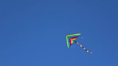 Gökyüzünde Uçan Çok Renkli Uçurtma. Bulutsuz mavi gökyüzünde uçan renkli uçurtma.