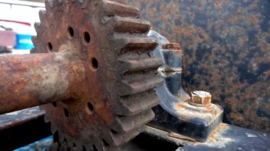 Eski ve Paslı Taşıyıcı Metal Viteslerin Yakın Çekimi.
