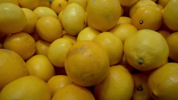 Montón Limones Amarillos Mostrador Mercado — Vídeos de Stock