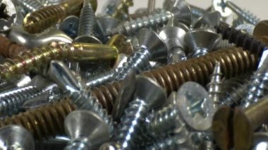 Bir kameranın Dolly Çekimi Eski ve yıpranmış vidaların arasından geçer.