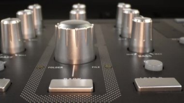 DJ Denetleyici Karıştırıcı Düğmeleri. Kamera DJ Denetleyici Karıştırıcı Düğmelerinde Hareket Ediyor