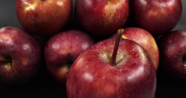 Ντόλι Σοτ Από Κόκκινα Γλυκά Μήλα Κάμερα Κινείται Ένα Σωρό — Αρχείο Βίντεο