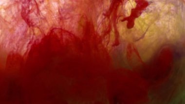 Mürekkep Boyası Düşürme Suyun Yavaş Çekiminde Yayılıyor.