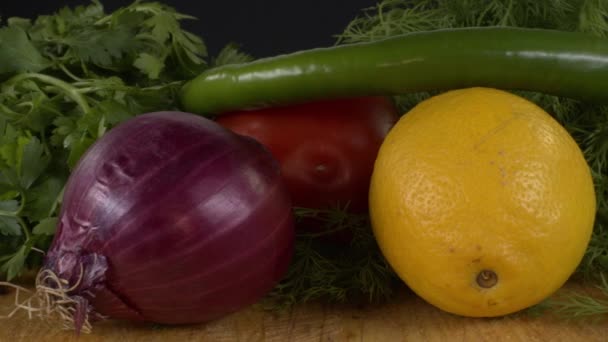 Macro Dolly Tournage Séquences Légumes Pour Salade Sur Fond Sombre — Video