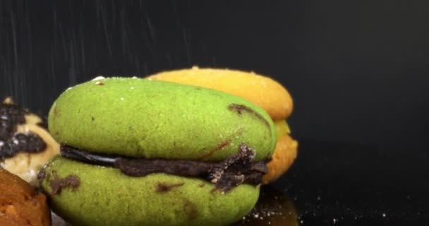 カラフルなマカロンとチョコレートチップクッキーの映像のクローズアップ — ストック動画