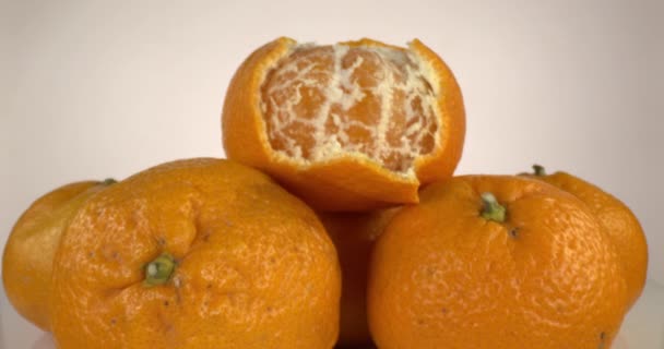 Κοντινό Πακέτο Ταγγερίνης Κάμερα Πλησιάζει Αργά Peeled Tangerine Στέκεται Στην — Αρχείο Βίντεο