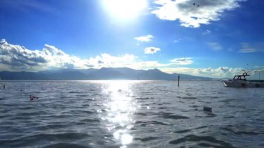 Limandaki gezinti güvertesi Bulutlu bir öğleden sonra görüntüsü.