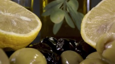 Yeşil ve Siyah Zeytin Yığını ve Zeytinyağı Görüntüsü.