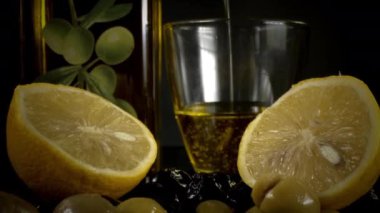 Yeşil ve Siyah Zeytin Yığını ve Zeytinyağı Görüntüsü.