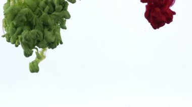 Mürekkep Boyası Düşürme Suyun Yavaş Çekiminde Yayılıyor.
