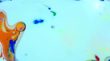 Soyut Sonsuz Renk Döngüleri ve Patlamalar Ayrıntılı Renkli Yüzey Boyaları Hipnotize Ediyor.