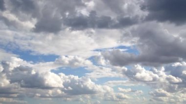 Beyaz ve Gri Sonbahar Kümülüs Yağmurlu Bulutlar Gökte Yürüyor.