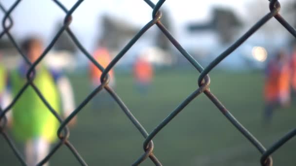 Voetbal Training Achter Metalen Hek Beelden — Stockvideo