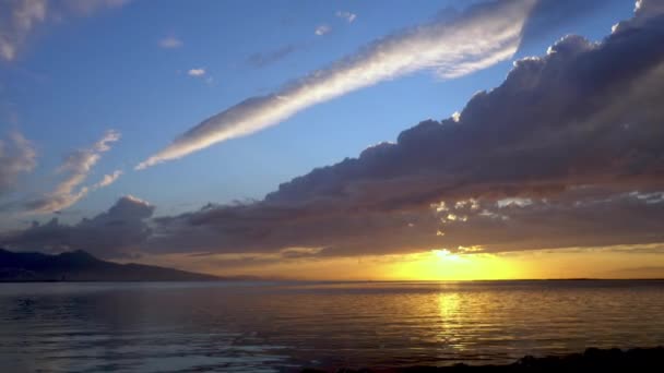 Желтый Закат Облачный Морской Пейзаж — стоковое видео