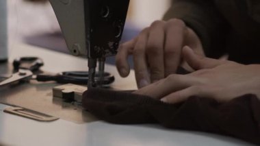 Dikiş Makinesi Görüntüsüne Terzi Pantolon Diker.