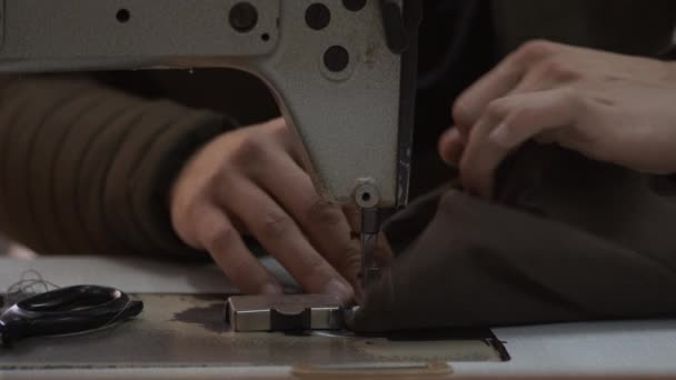 Sastre Cose Pantalones Material Archivo Máquina Coser — Vídeo de stock