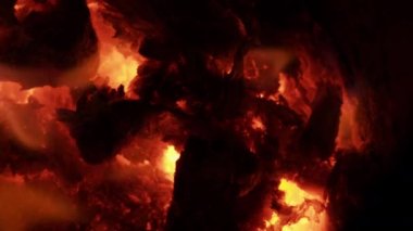 Ahşap ve Kömür Ateş Magma Renkleri Bir Odun Sobası Görüntüsü.