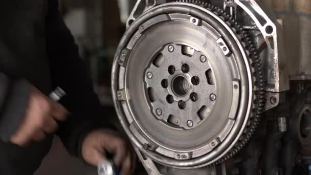 Auto Car Mechanic Instaló Flywheel Taller Reparación Las Imágenes Del — Vídeos de Stock