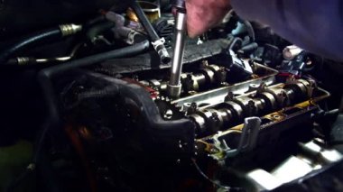 Lokomotif silindirli motor bloğu motor kapakçığı makina. Dört silindirli motorun silindir bloğu. Tamir için parçalanmış motorlu araç.