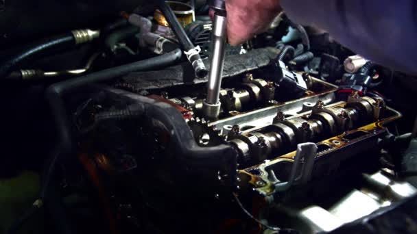 解体された車のエンジンシリンダーブロックエンジンバルブ車のメンテナンス 4気筒エンジンのシリンダーブロック 修理のための分解モーター車 — ストック動画