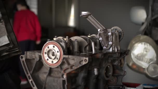 Reparación Del Bloque Del Cilindro Del Motor Del Coche Viejo — Vídeo de stock