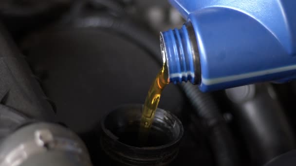 Motor Synthetic Oil Pouring Car Engine Synthetic Oils Protecting Cars — Stok video