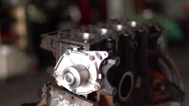 车间内用新零件修理旧车发动机气缸块 — 图库视频影像