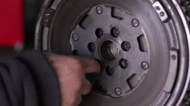 Otomobil Tamirhanesi Otomotiv Motor Tamirhanesinde Uçan Tekerlek Kuruldu.