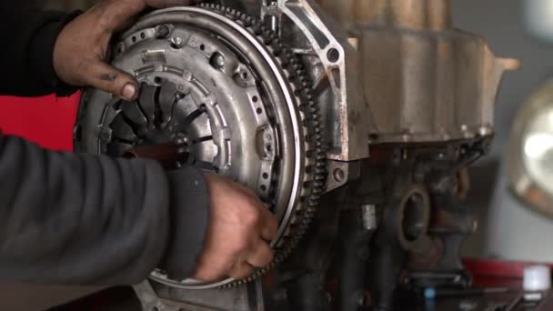 Auto Car Mechanic Workshop Clutch Set Installed Repaired Car Engine — Stok video