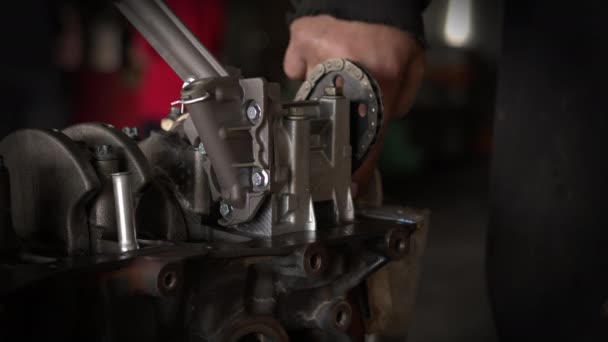 Reparatie Van Oude Auto Motor Cilinder Blok Met Nieuwe Onderdelen — Stockvideo
