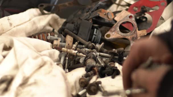 Ambachtsman Serviceman Auto Reparatiewerkplaats Laat Geschikte Schroeven Tijdens Het Verzamelen — Stockvideo