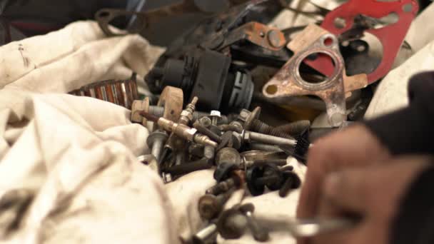 Artesano Del Coche Servicio Taller Reparación Permite Que Los Tornillos — Vídeo de stock