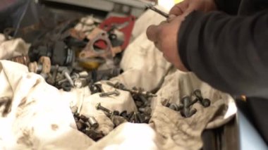  Sökülmüş motor vidaları tamirhanede tamire hazır.