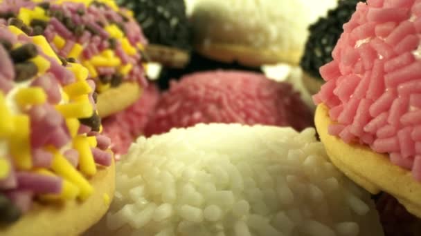Egy Közeli Felvétel Színes Mályvacukros Muffinokról — Stock videók