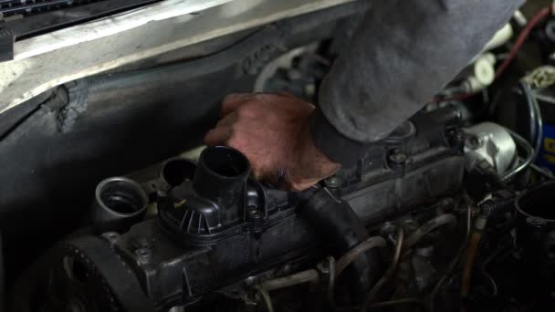 Los Tornillos Instalan Mano Para Reparar Las Imágenes Del Motor — Vídeo de stock