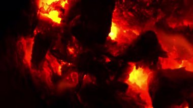 Ahşap ve Kömür Ateşi Görüntülerinden oluşan Magmatik Renkler.