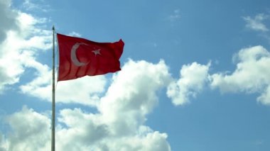 Türkiye Bulutlu Gökyüzüne Karşı Bayrak Dalgası